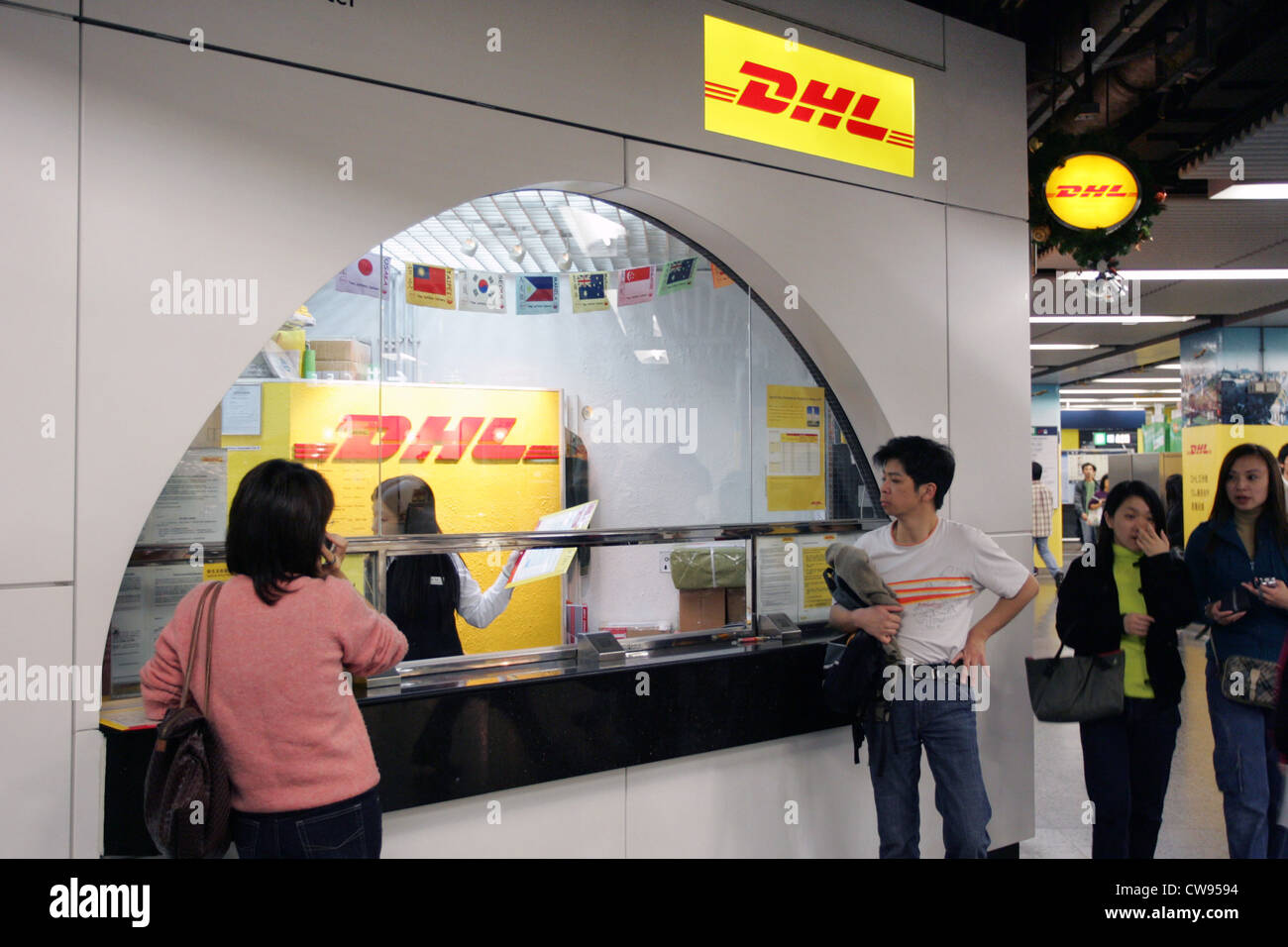 Hong Kong, Menschen auf einen Wechsel von DHL Stockfoto