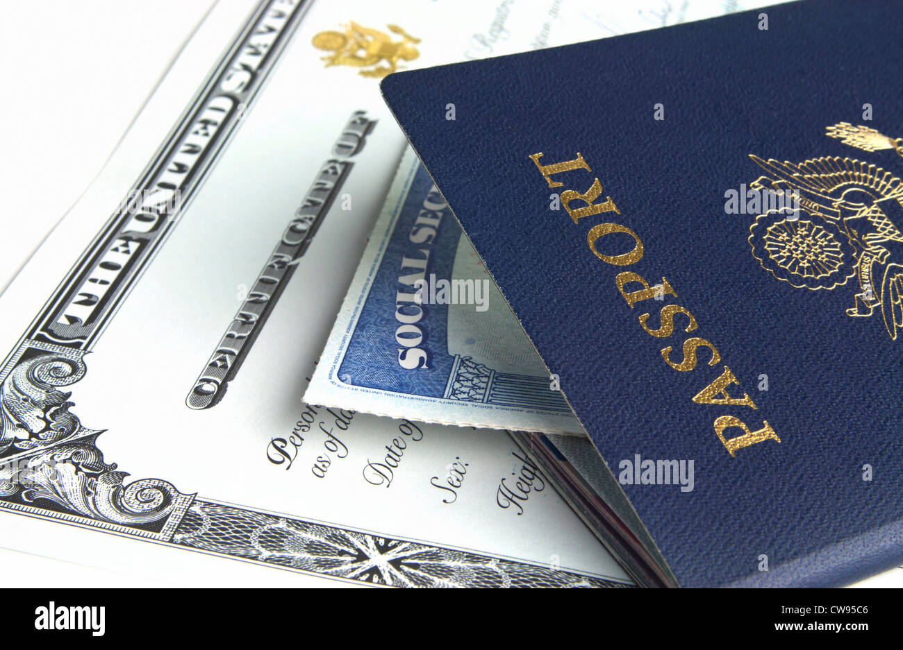 Blaue amerikanischen Pass mit Staatsbürgerschaft Dokumente auf weißem Hintergrund. Stockfoto