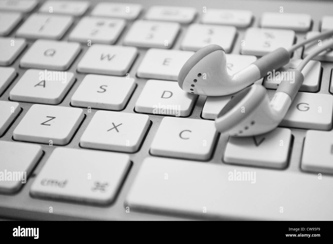 Nahaufnahme von Apple wireless Keyboard und Apple-Kopfhörer Stockfoto