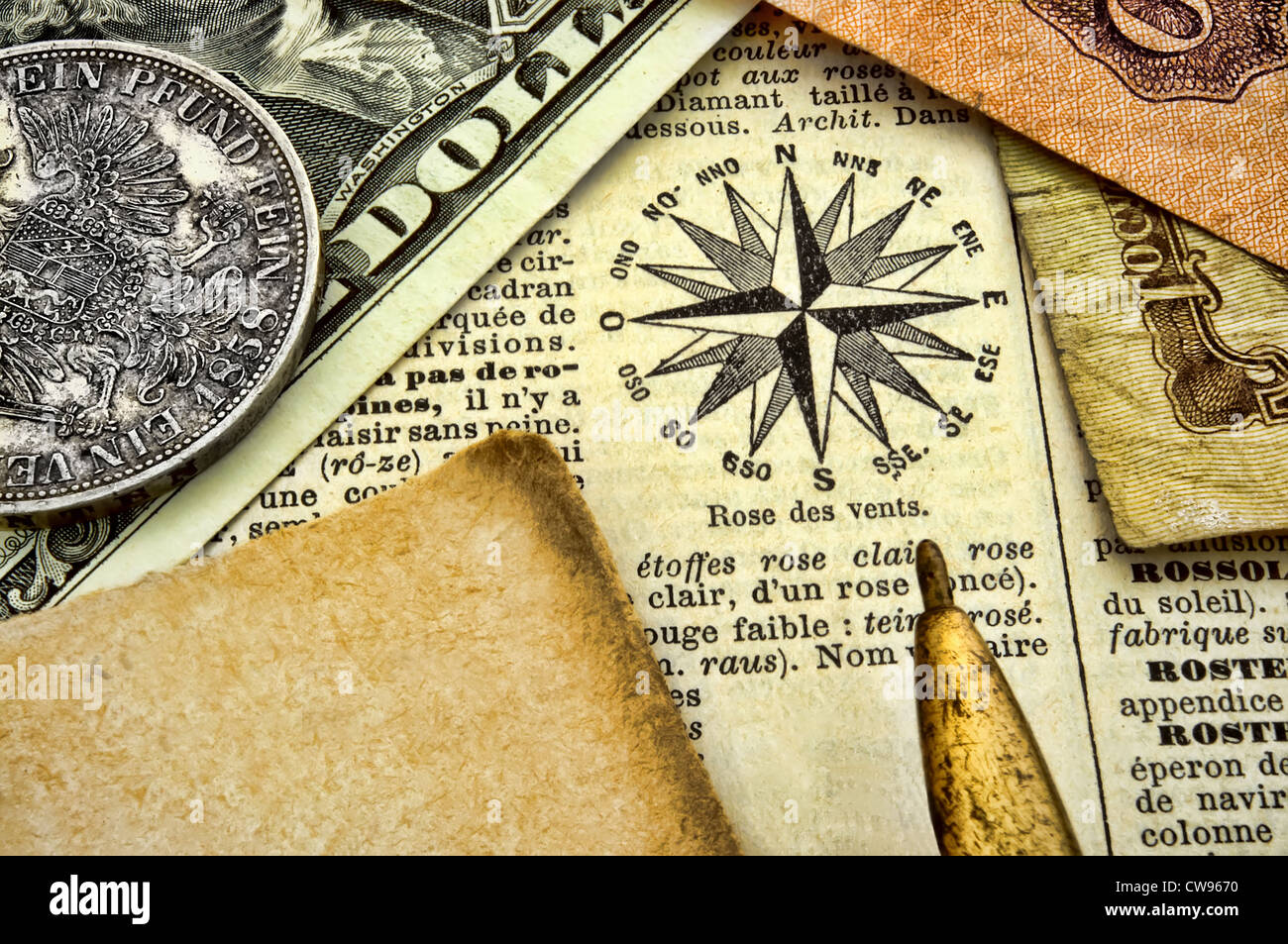 Kompass, alte Dokumente und Geld auf dem Papier Stockfoto