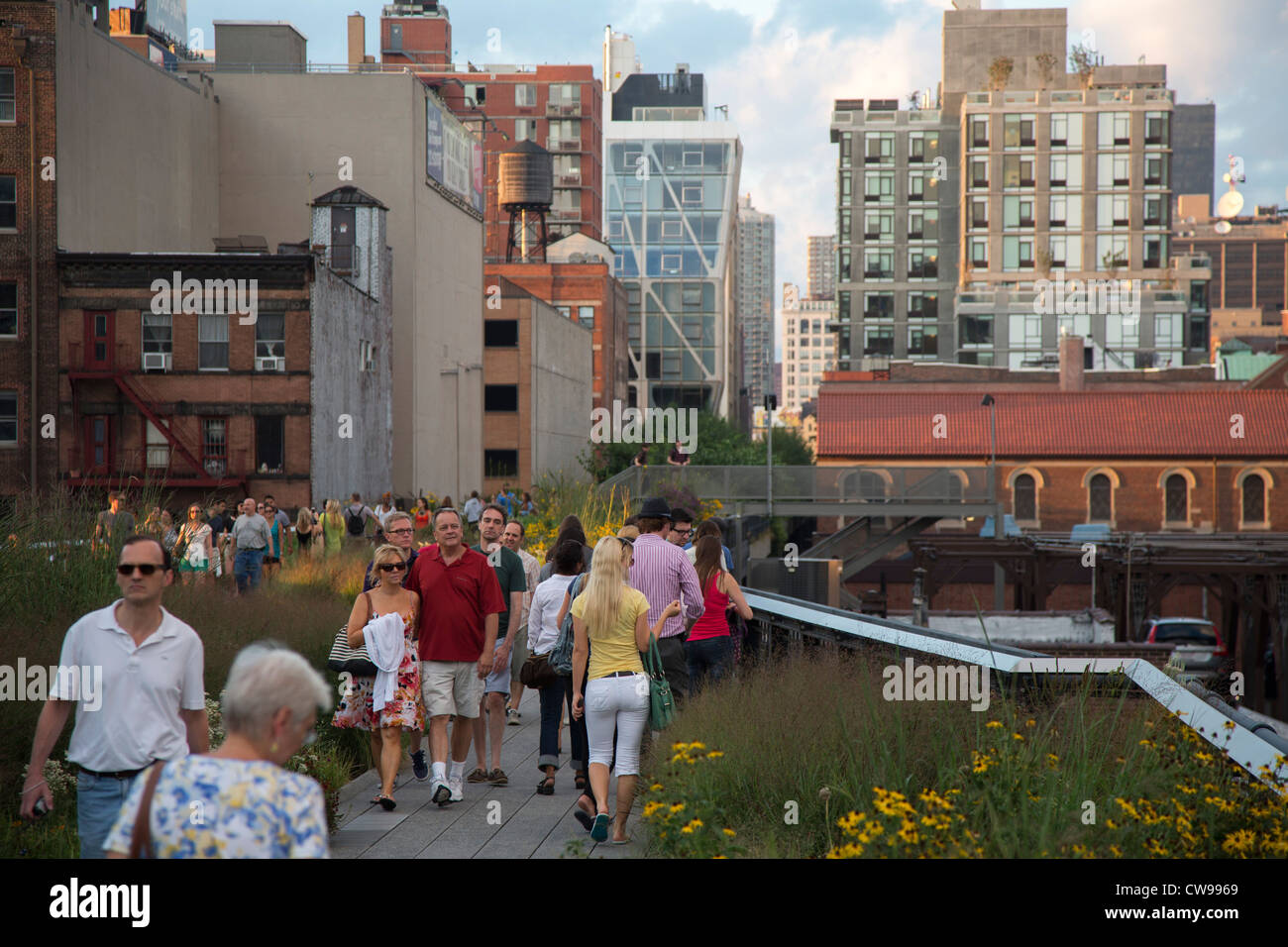 New York, New York - The High Line, eine verlassene erhöhte Eisenbahn verwandelte sich in eine lineare Stadtpark. Stockfoto