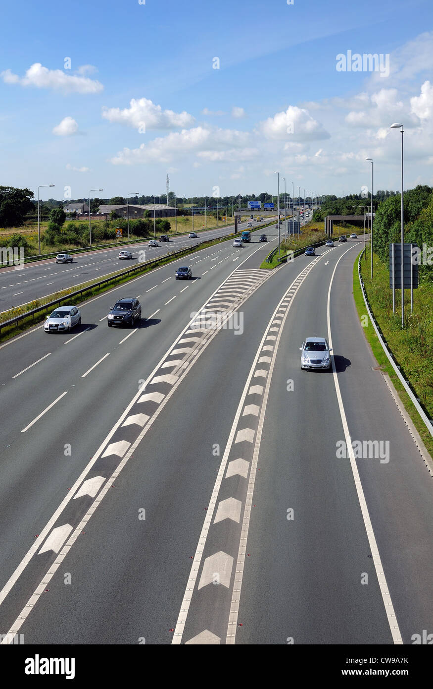 Autobahn mit alten Stil Mittelstreifen Barriere vor der Aktualisierung der Sicherheitsstandards Stockfoto