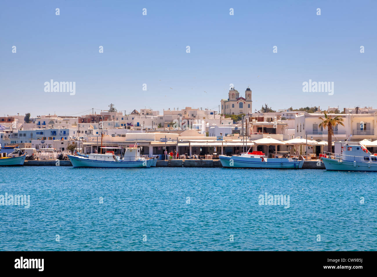 Mit Blick auf die Altstadt und die Hafenpromenade von Naoussa, Paros, Griechenland Stockfoto