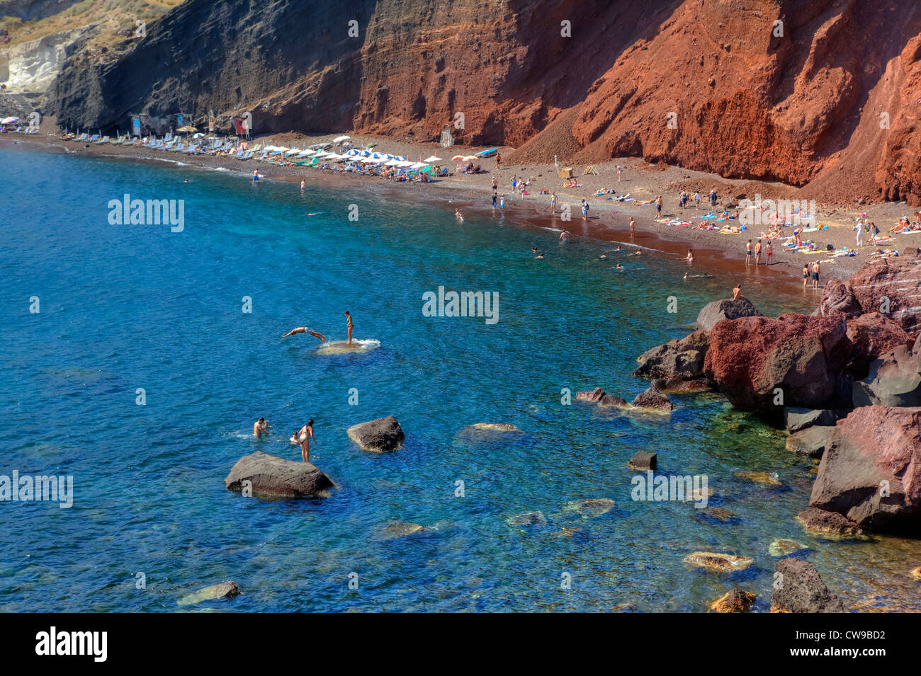 eines der beliebtesten Badeplätze in Santorini - Red Beach, Kokkini Ammos, Santorini, Griechenland Stockfoto