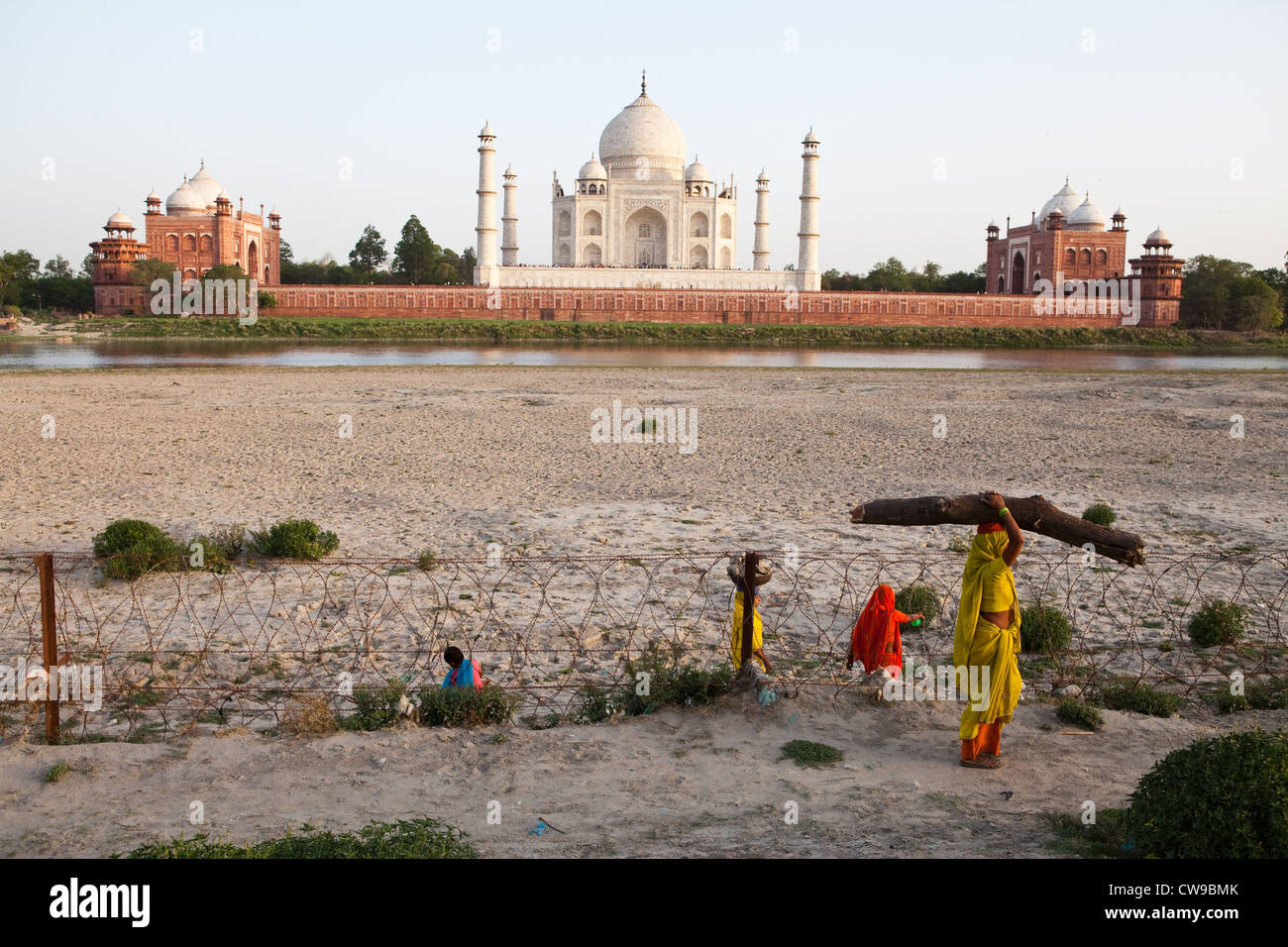 Blick auf das Taj Mahal aus dem Moonlight-Garten, Mahtab Bagh über die Ufer des Flusses Yamuna Stockfoto