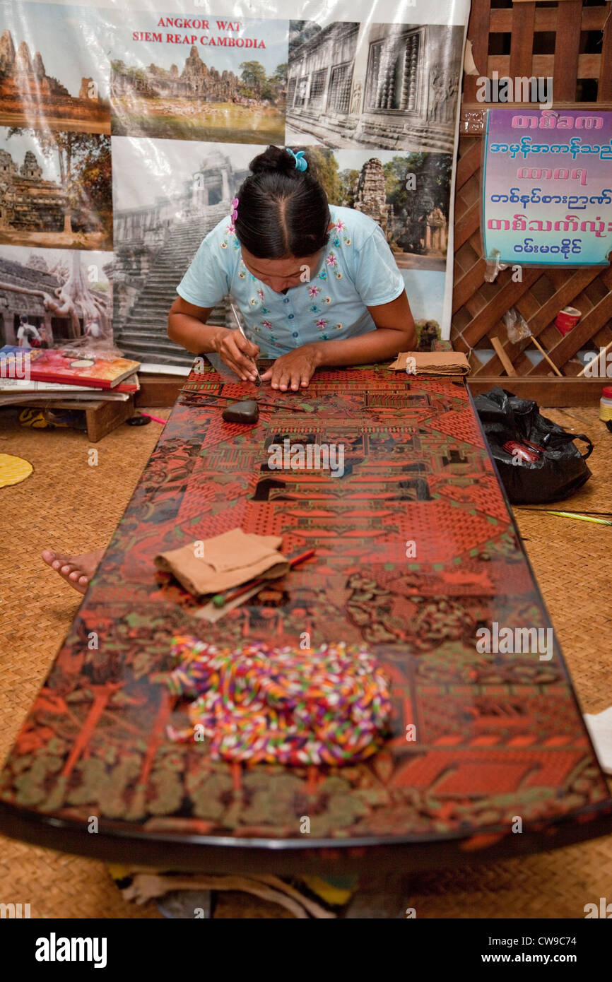 Myanmar, Burma. Bagan. Lacquerware Workshop, Frau bei der Arbeit Design lackiert Couchtisch obenauf verfeinern. Stockfoto