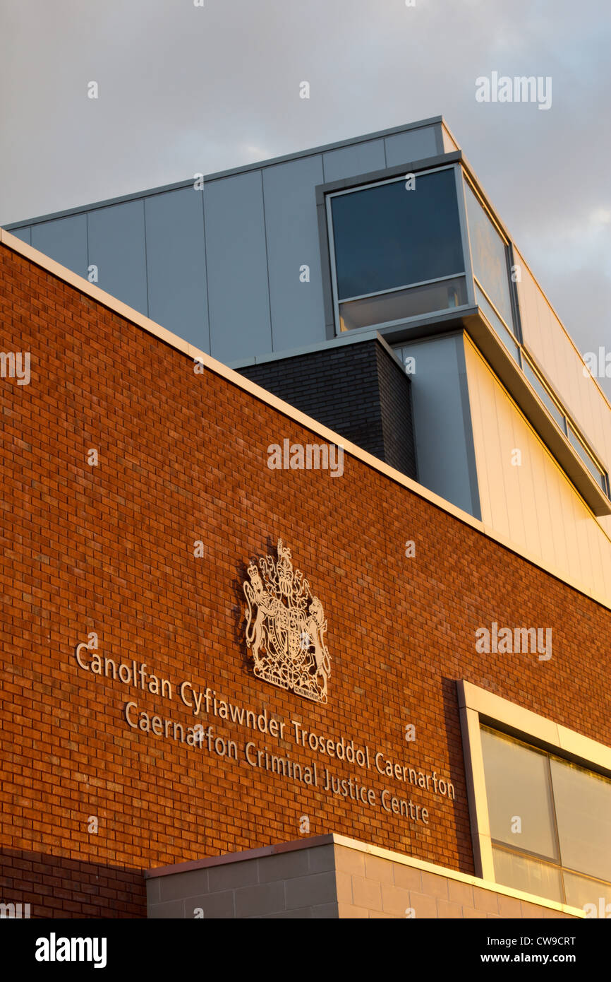 Caernarfon Criminal Justice Center, unter Einbeziehung der neuen Caernarfon Crown Court. Canolfan Cyfiawnder Troseddol Caerrnarfon Stockfoto