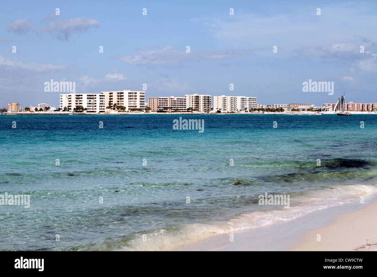 Ansicht von Destin Strände voller Eigentumswohnungen aus über das klare blaue Wasser des Destin Pass. Stockfoto