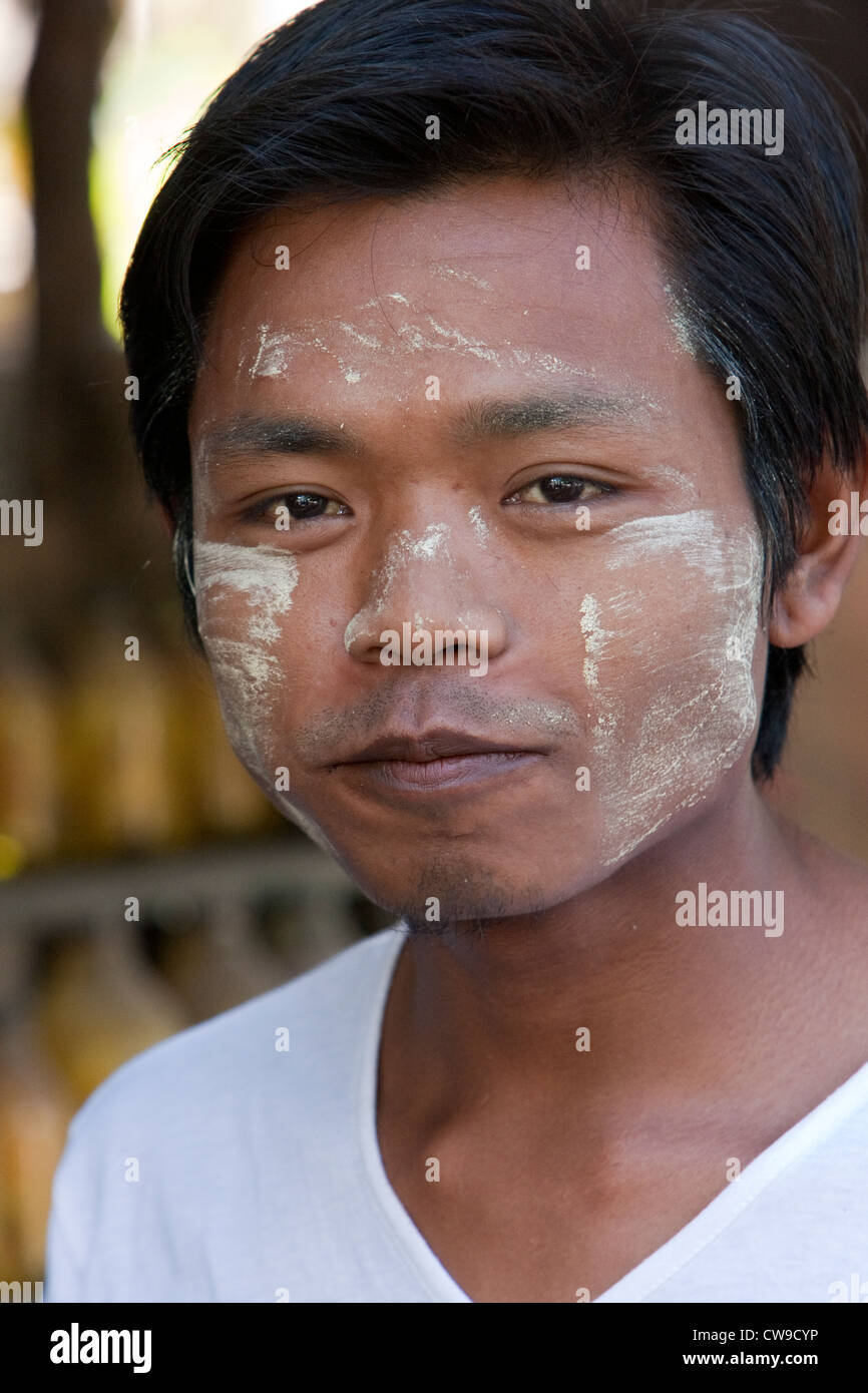 Myanmar, Burma. Burmesische Jüngling mit Thanaka Paste auf Gesicht als kosmetische Sonnenschutzmittel. Stockfoto