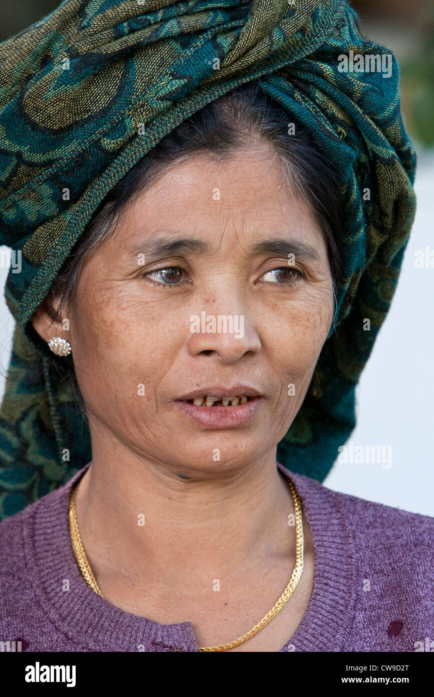 Myanmar, Burma. Burmesische Frau, in der Nähe von Bagan. Stockfoto