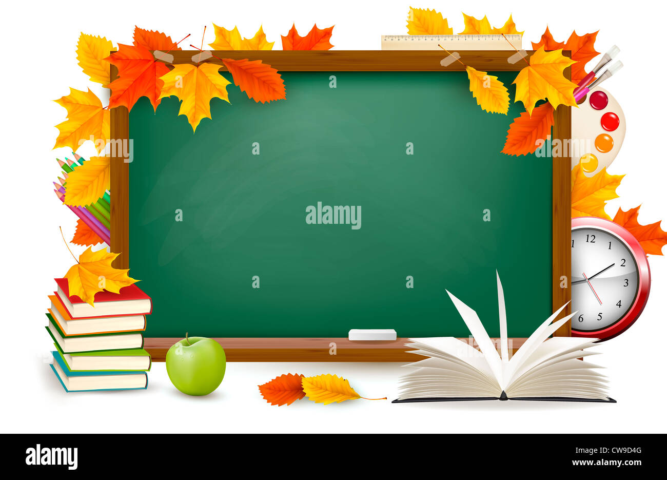 Zurück zu Schule grünen Grundplatte mit Schulmaterial und Herbstlaub Stockfoto