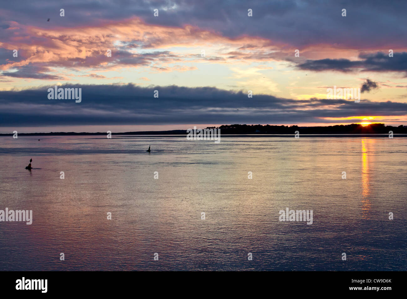 Sonnenuntergang auf der Menai Straits, Blick auf Anglesey von Caernarfon Wartefront. Stockfoto