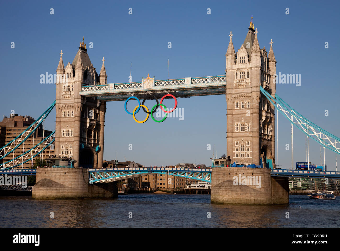 Die Olympischen Ringe auf Tower Bridge, London Stockfoto