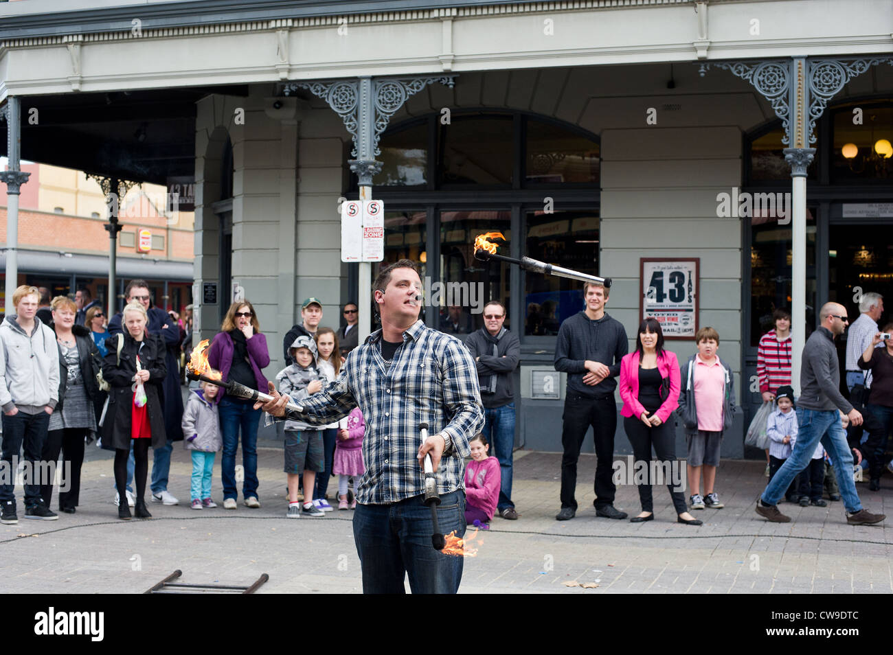 Eine Street Performer Gaukler in Fremantle, Western Australia. Stockfoto