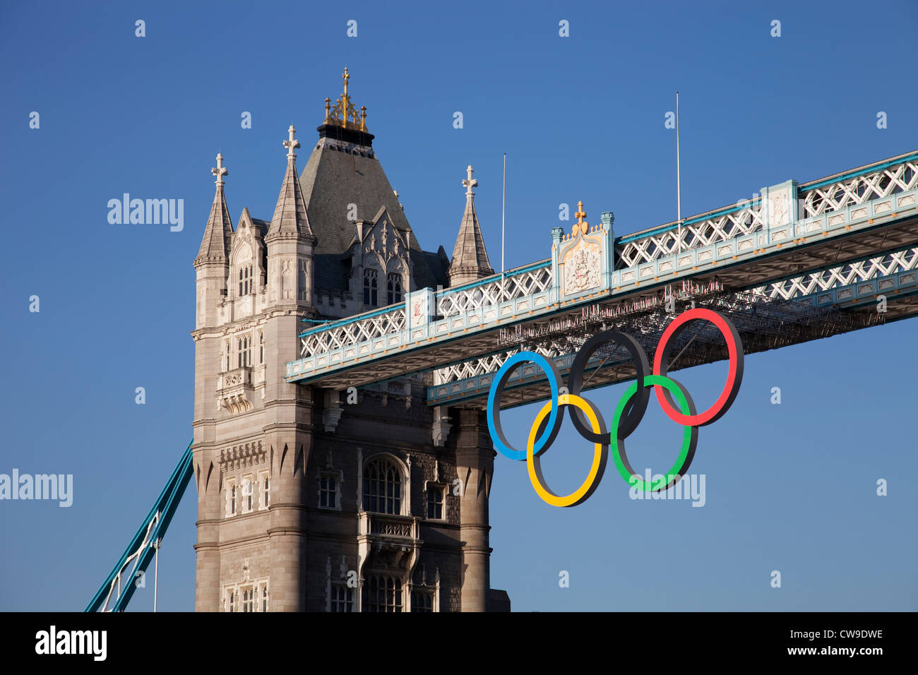 Die Olympischen Ringe auf Tower Bridge, London Stockfoto