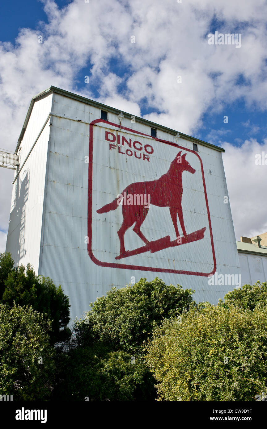 Das ikonische Dingo Flour-Schild an der Seite der Great Southern Roller Flour Mills in Fremantle, Westaustralien. Stockfoto