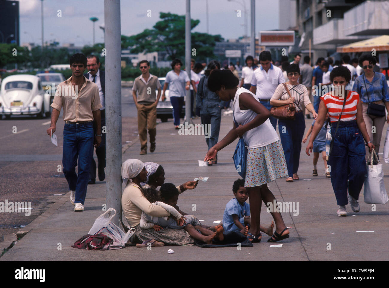 Armut Brasilien Familie Bettelnd Auf Der Strasse In Der Stadt Und Umgebung Passanten Heraus Helfen Zu Nett Grosszugige Hingabe Brasilia Brasilien Sudamerika Homer Sykes Stockfotografie Alamy