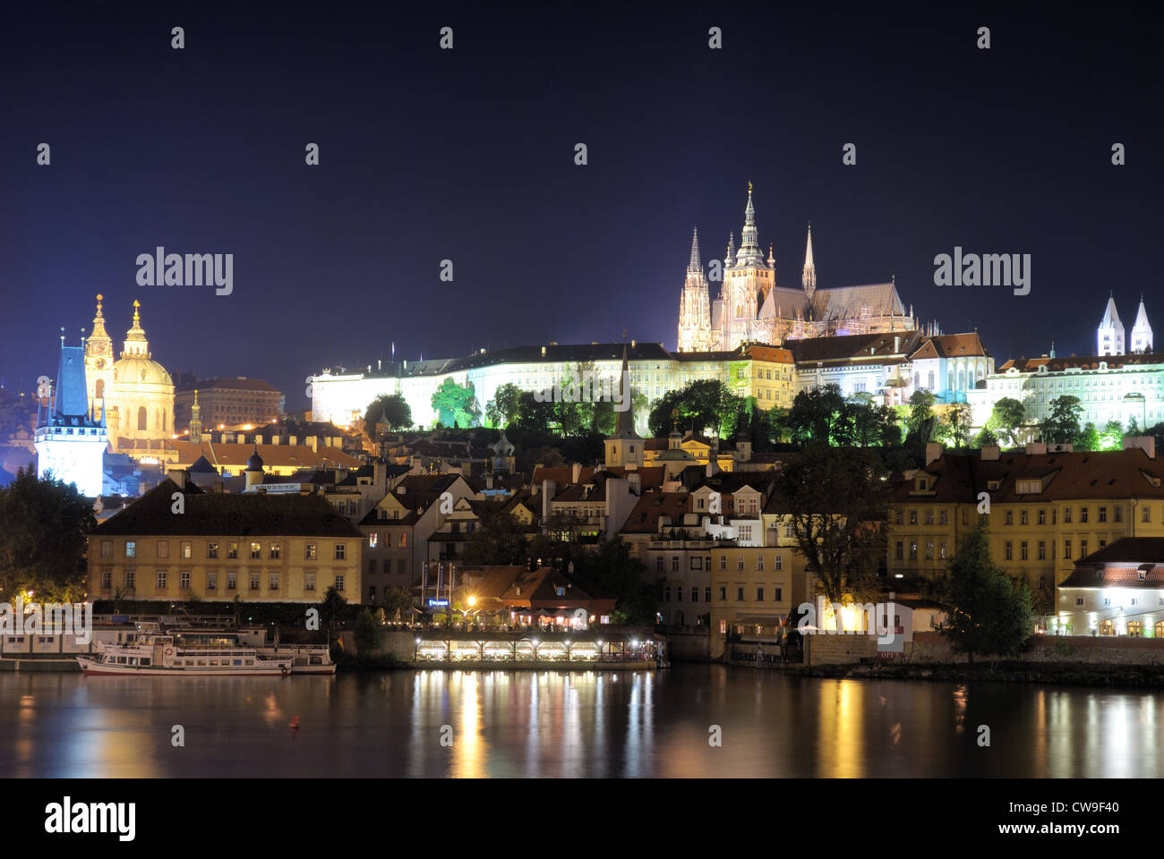 Skyline von Prag über die Moldau in der Tschechischen Republik. Stockfoto