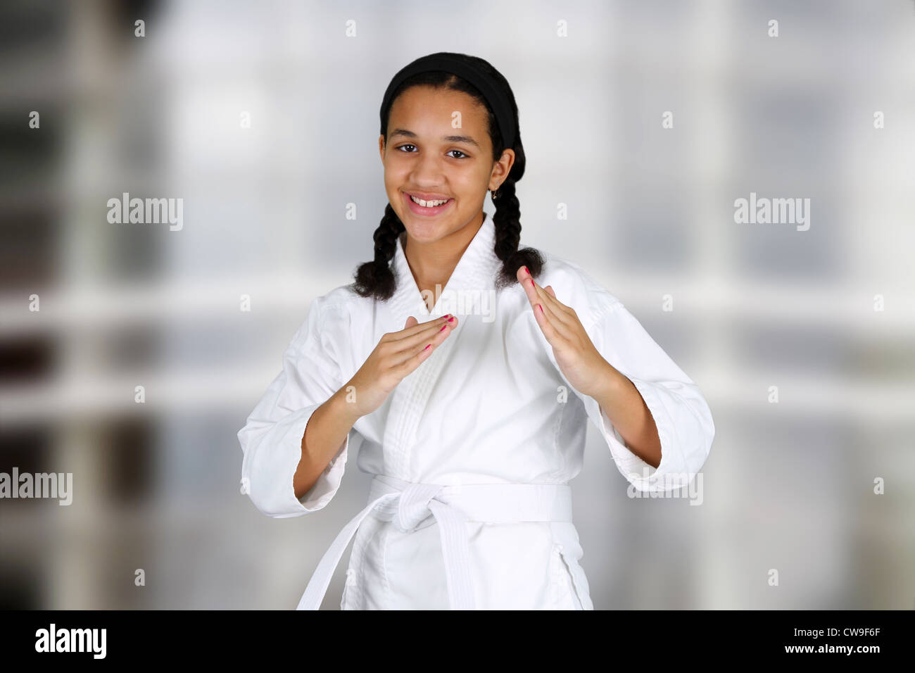 Teen Mädchen tun Karate in einem studio Stockfoto