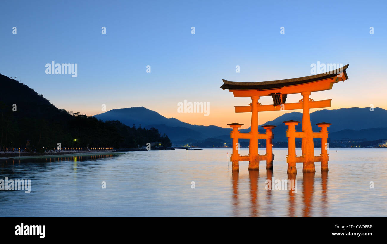 Itsukushima "Floating" Torii Tor vor der Küste der Insel Miyajima, Japan Stockfoto