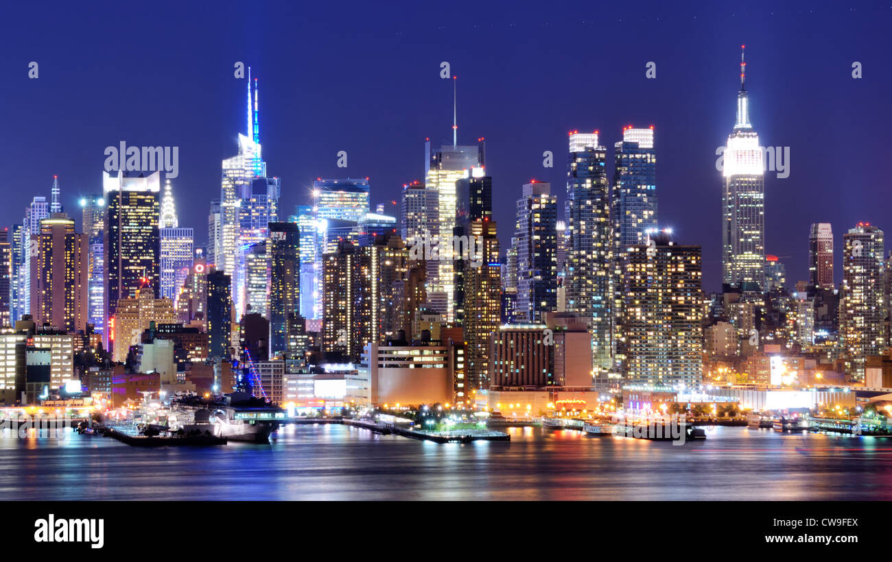 Skyline und modernen Bürogebäuden von Midtown Manhattan über den Hudson River aus gesehen. Stockfoto