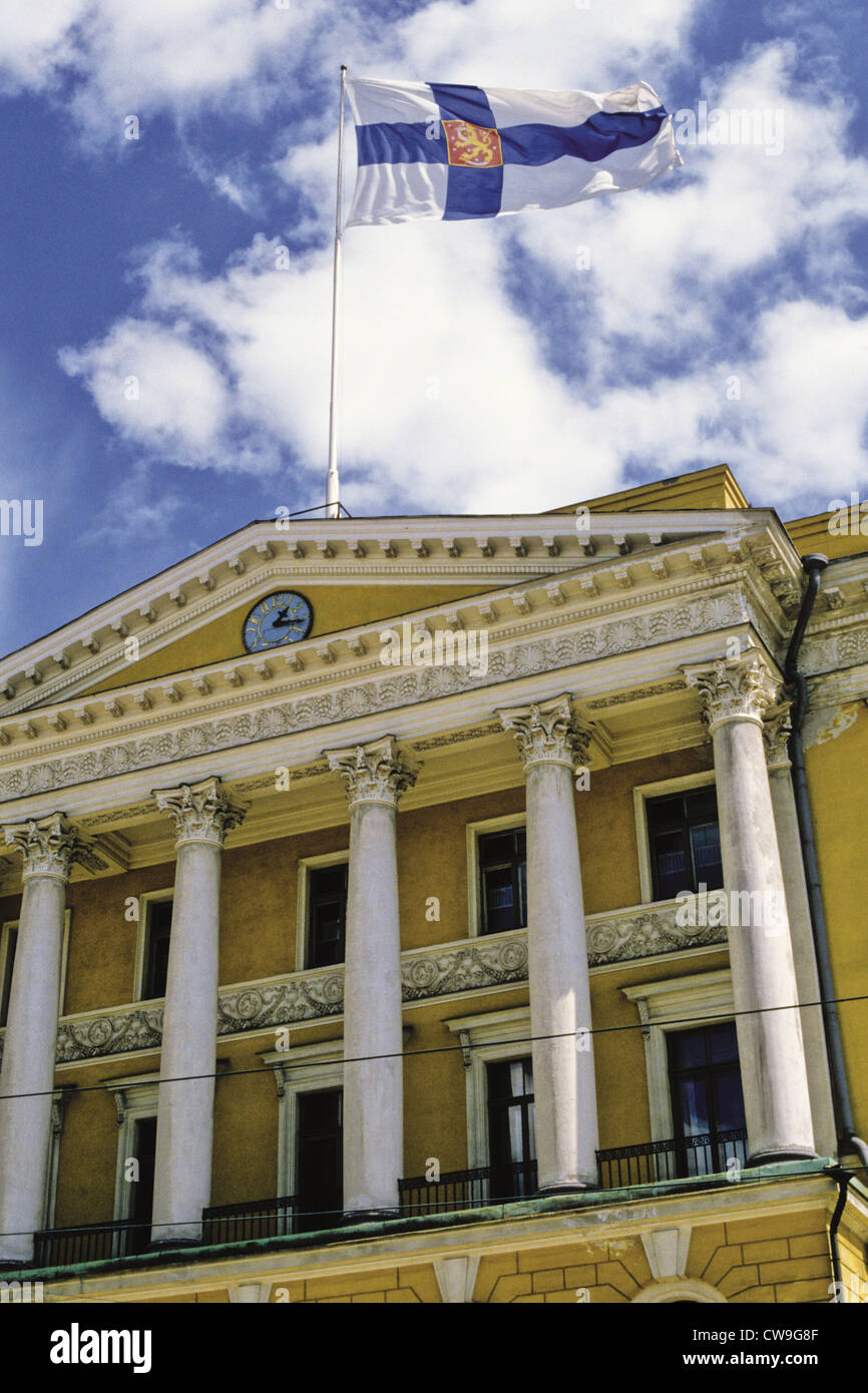 Finnische Flagge über dem Regierungspalast am Senatsplatz in Helsinki, Finnland Stockfoto