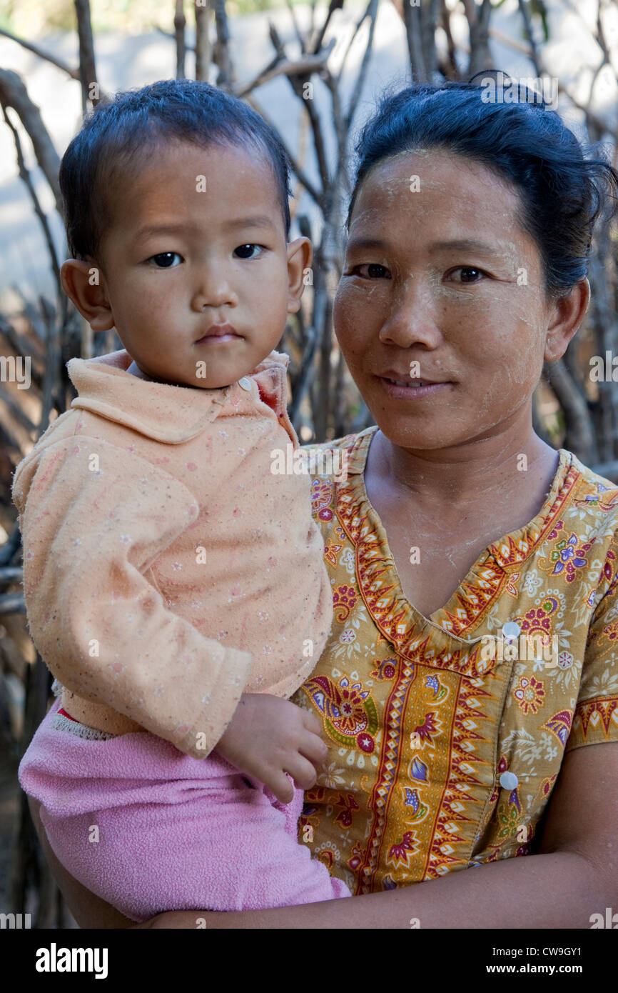 Myanmar, Burma. Burmesische Mutter hält kleine Junge in einem Dorf in der Nähe von Bagan. Stockfoto