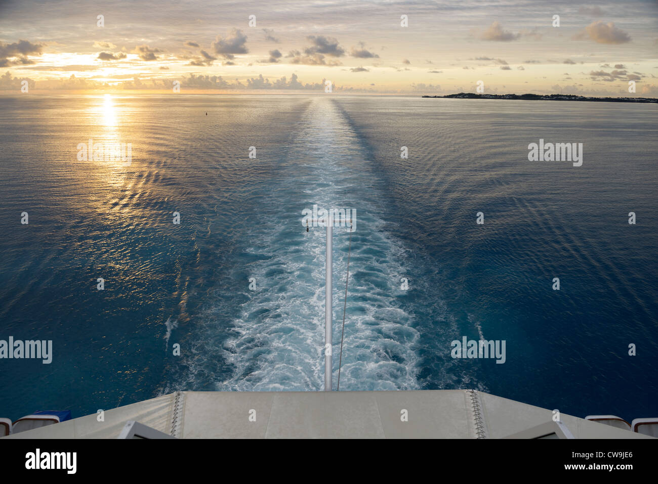 Blick vom Heck eines Kreuzfahrtschiffes auf dem Meer mit Sonnenuntergang Stockfoto