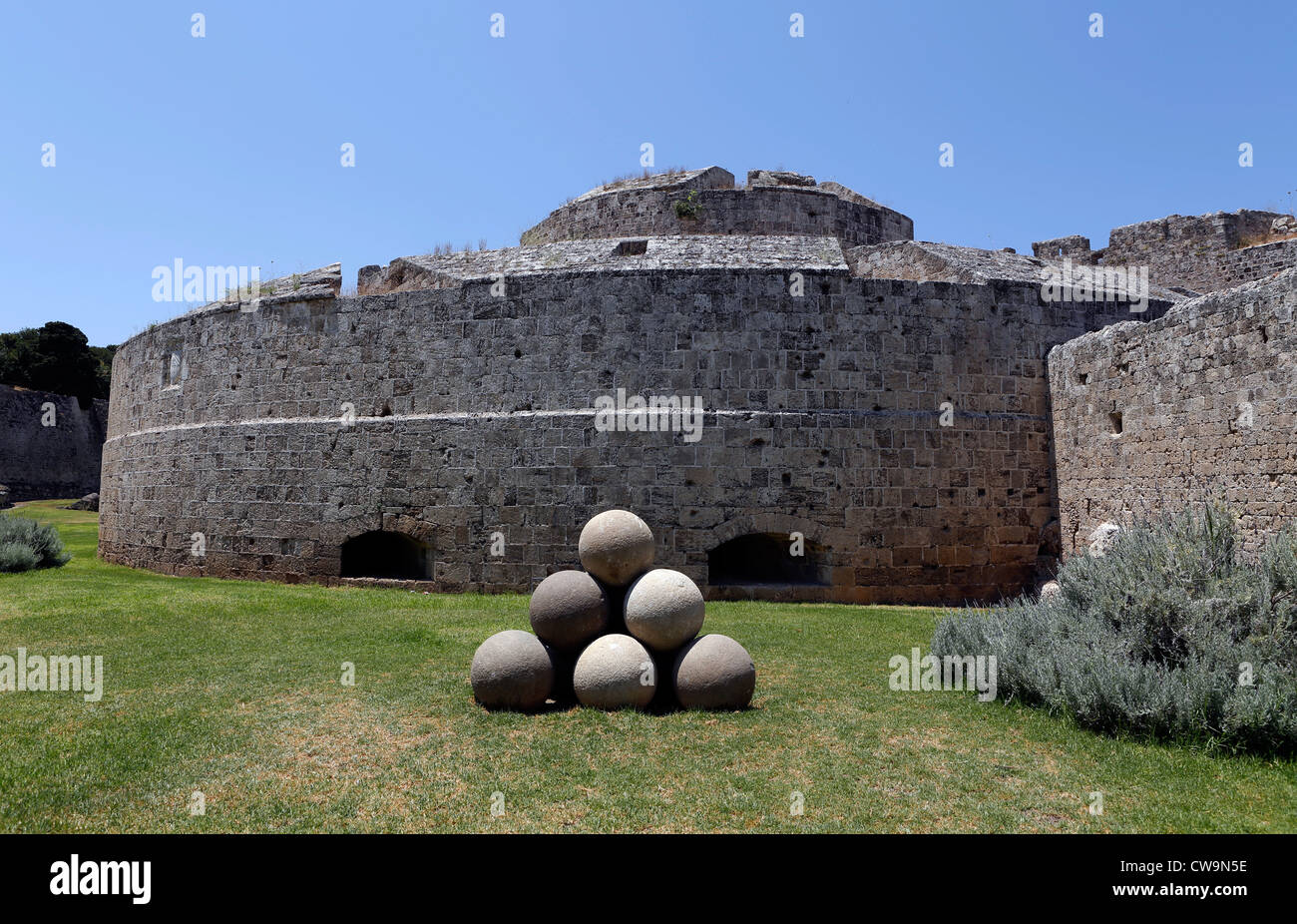 Teil des Grabens von Rhodos Altstadt mit einem Dreieck von Kanonenkugeln sind außen angebracht. Stockfoto