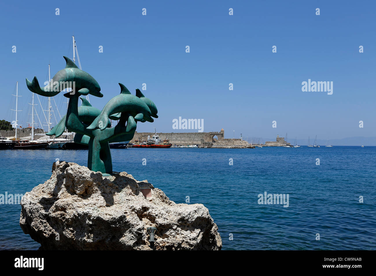 Die Delphin-Statue außerhalb der Altstadt von Rhodos, Griechenland Stockfoto