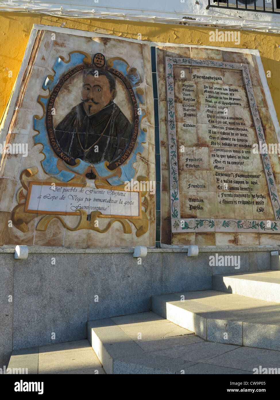 Plaque und Denkmal für Schriftsteller Lope de Vega in der Stadt Fuenteovejuna, wo seine berühmten Roman beruhte. Andalusien, Spanien Stockfoto