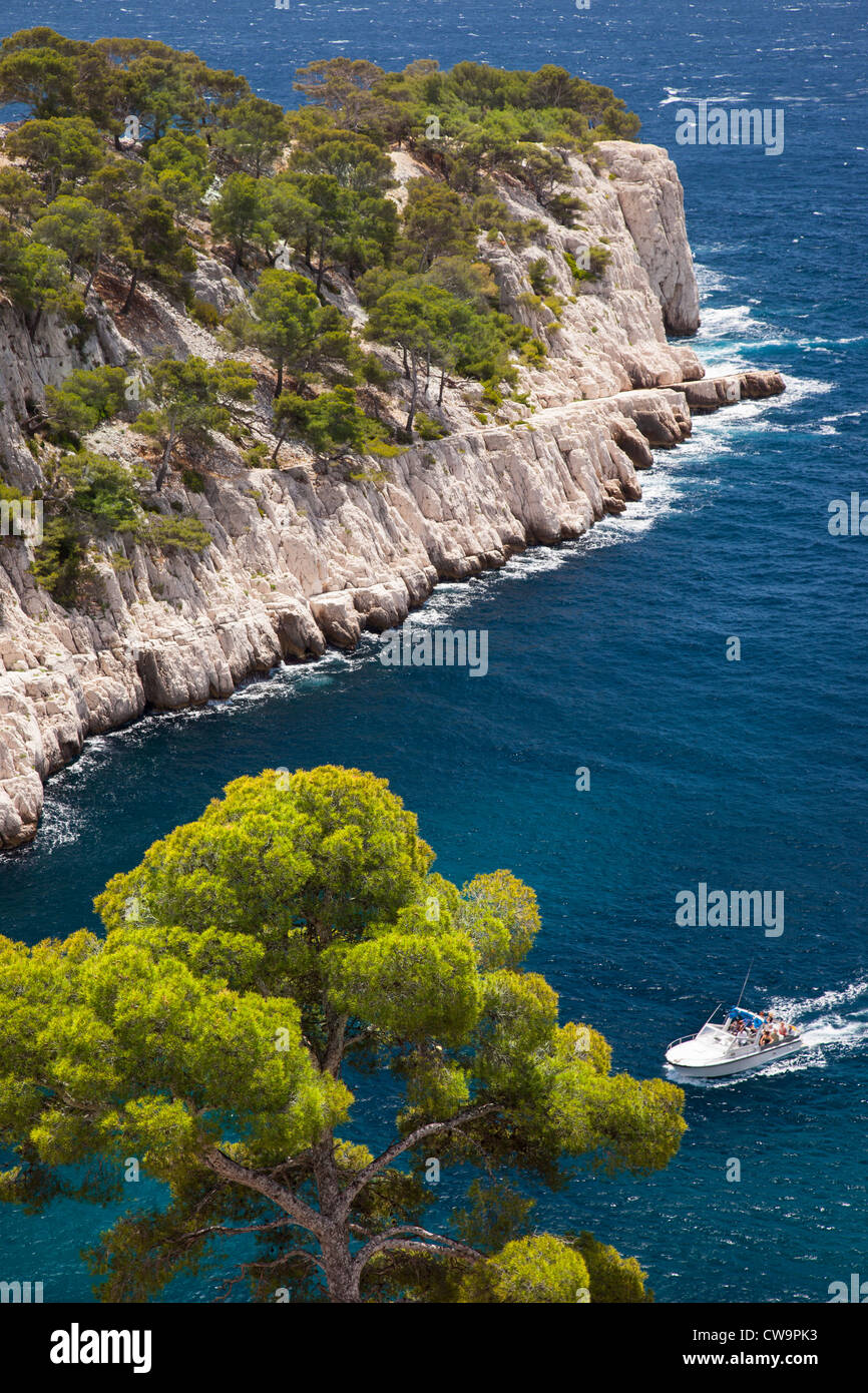 Ausflugsboot in die Calanques bei Cassis, Bouches-du-Rhône, Cote d ' Azur, Provence Frankreich Stockfoto