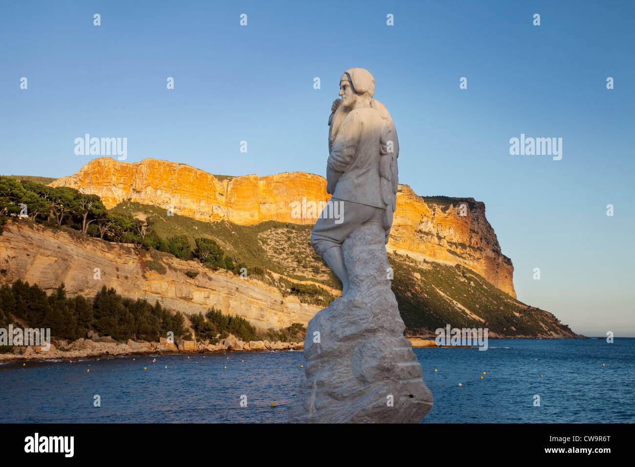 Statue von Calendal - einen fiktiven Helden von Cassis, hier zu Ehren der örtlichen Fischer, Cassis, Bouches-du-Rhône, Provence Frankreich Stockfoto