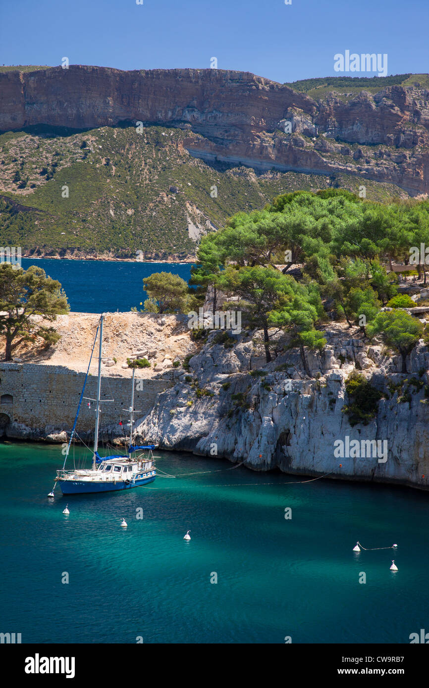 Segelboot vor Anker in einer der Calanques bei Cassis, Bouches-du-Rhône, Cote d ' Azur, Provence Frankreich Stockfoto