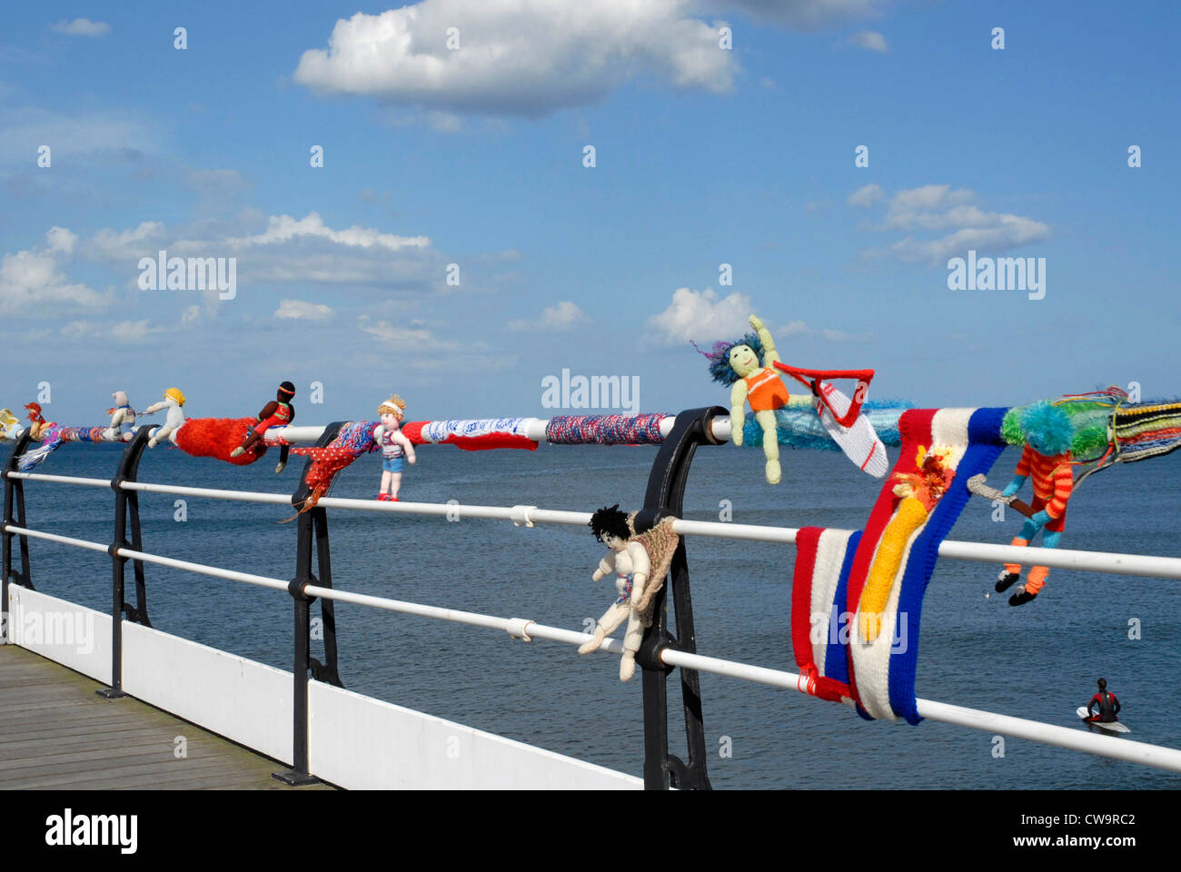 Figuren aus Wolle gestrickt von unbekannten feiert die Olympischen Spiele in London auf Saltburn Pier Saltburn von Meer Cleveland County UK Stockfoto