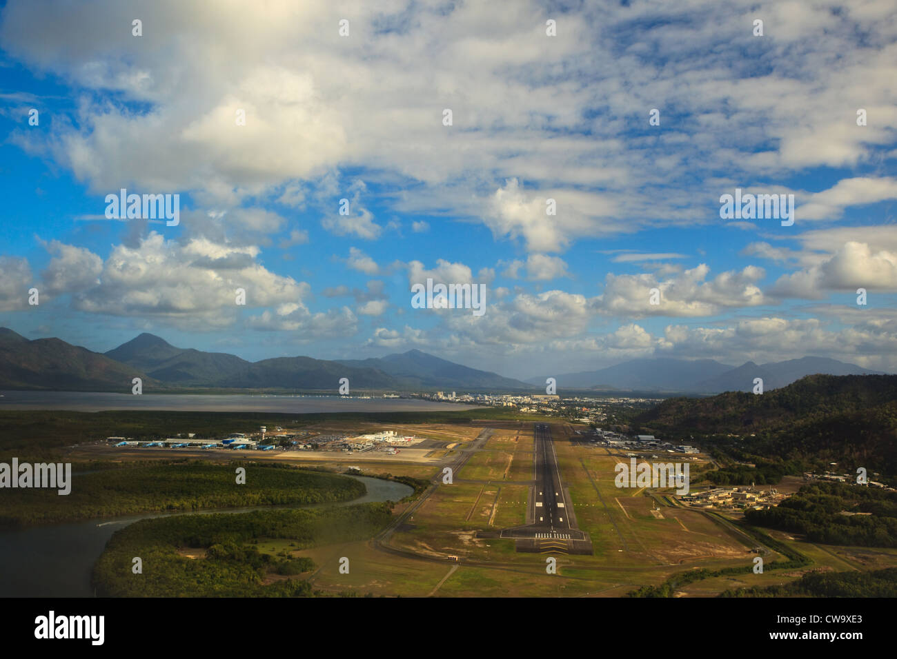 Landeanflug Landebahn zwischen Bergen und Meer am Flughafen Cairns in Queensland, Australien, an einem sonnigen Tag Stockfoto