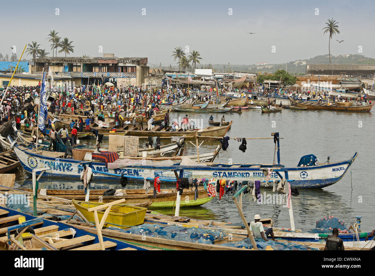 Fischmarkt und Angelboote/Fischerboote im Hafen, Elmina, Ghana Stockfoto