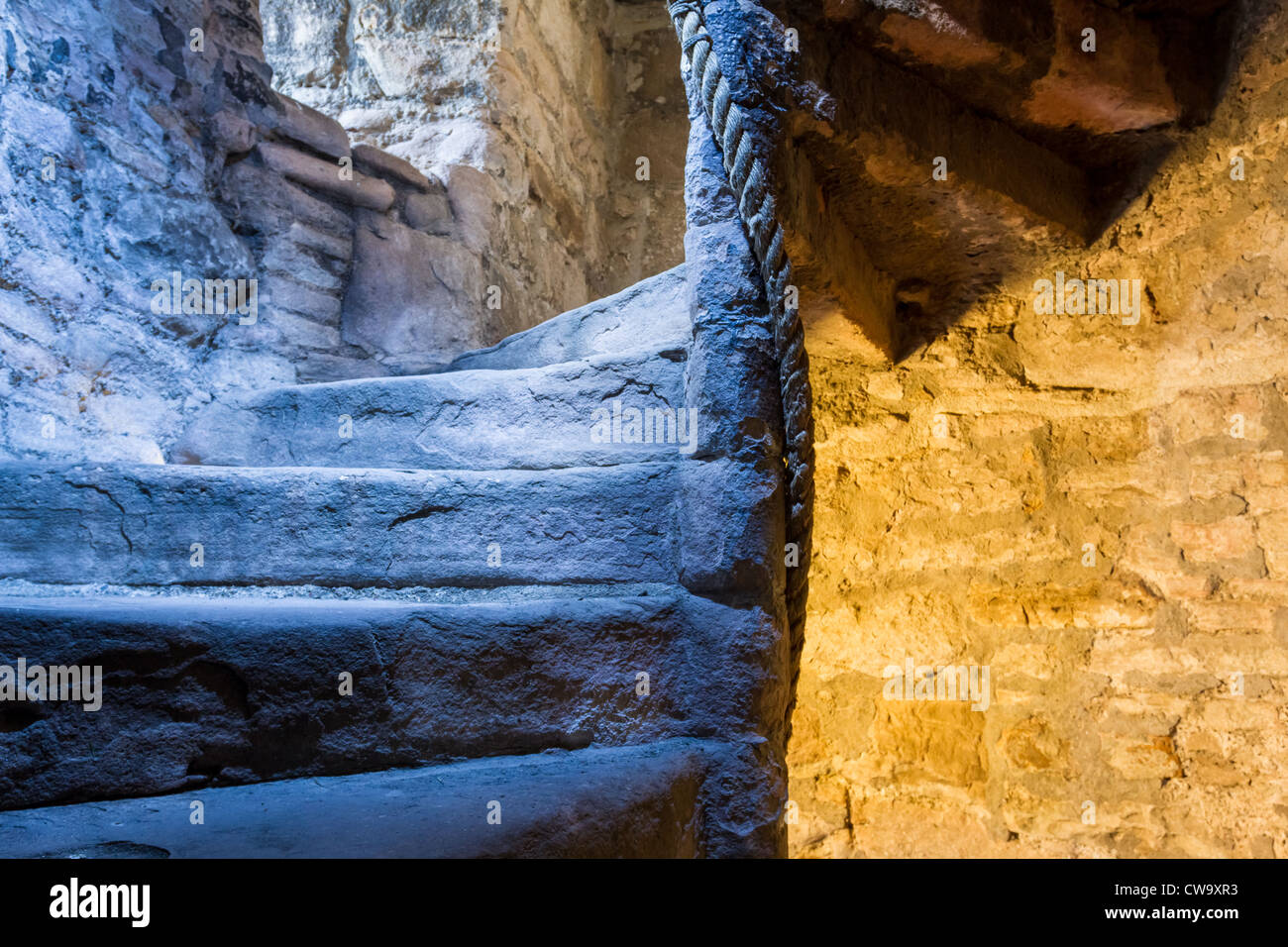 Beleuchtete Steintreppe in einer mittelalterlichen Burg Stockfoto