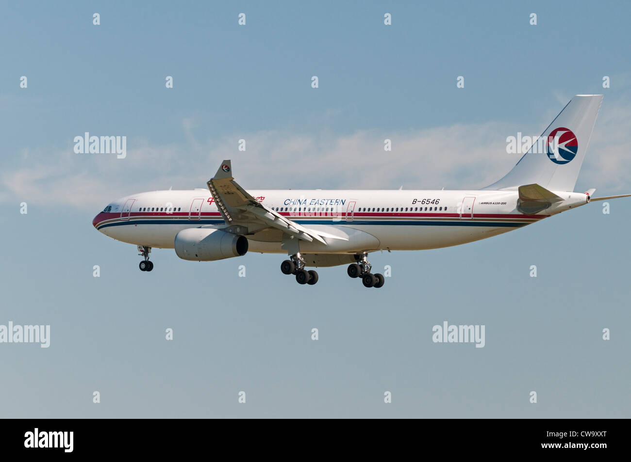 Ein Düsenflugzeug der China Eastern Airlines Airbus A330-200 im Endanflug zur Landung in Vancouver International Airport. Stockfoto