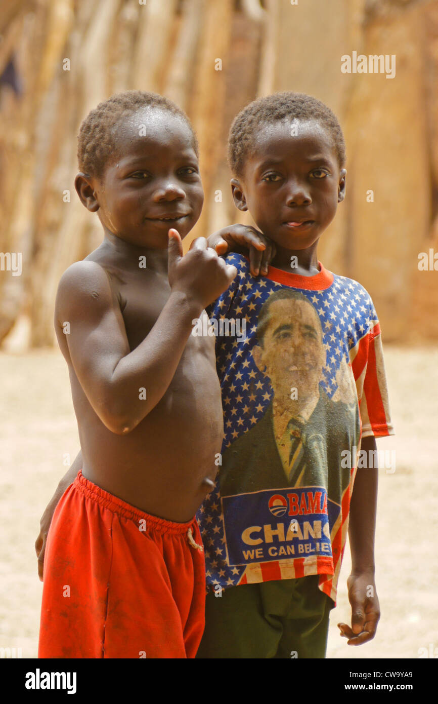Kleine Jungs in Mognori Öko-Dorf, Ghana Stockfoto