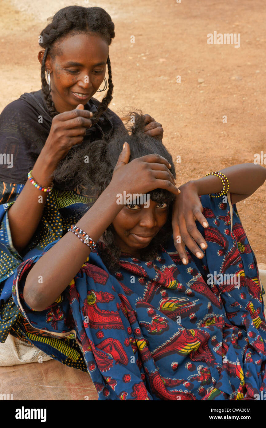 Nomadische Fulbe Frau Pflege Tochter, Tamale, Ghana Stockfoto