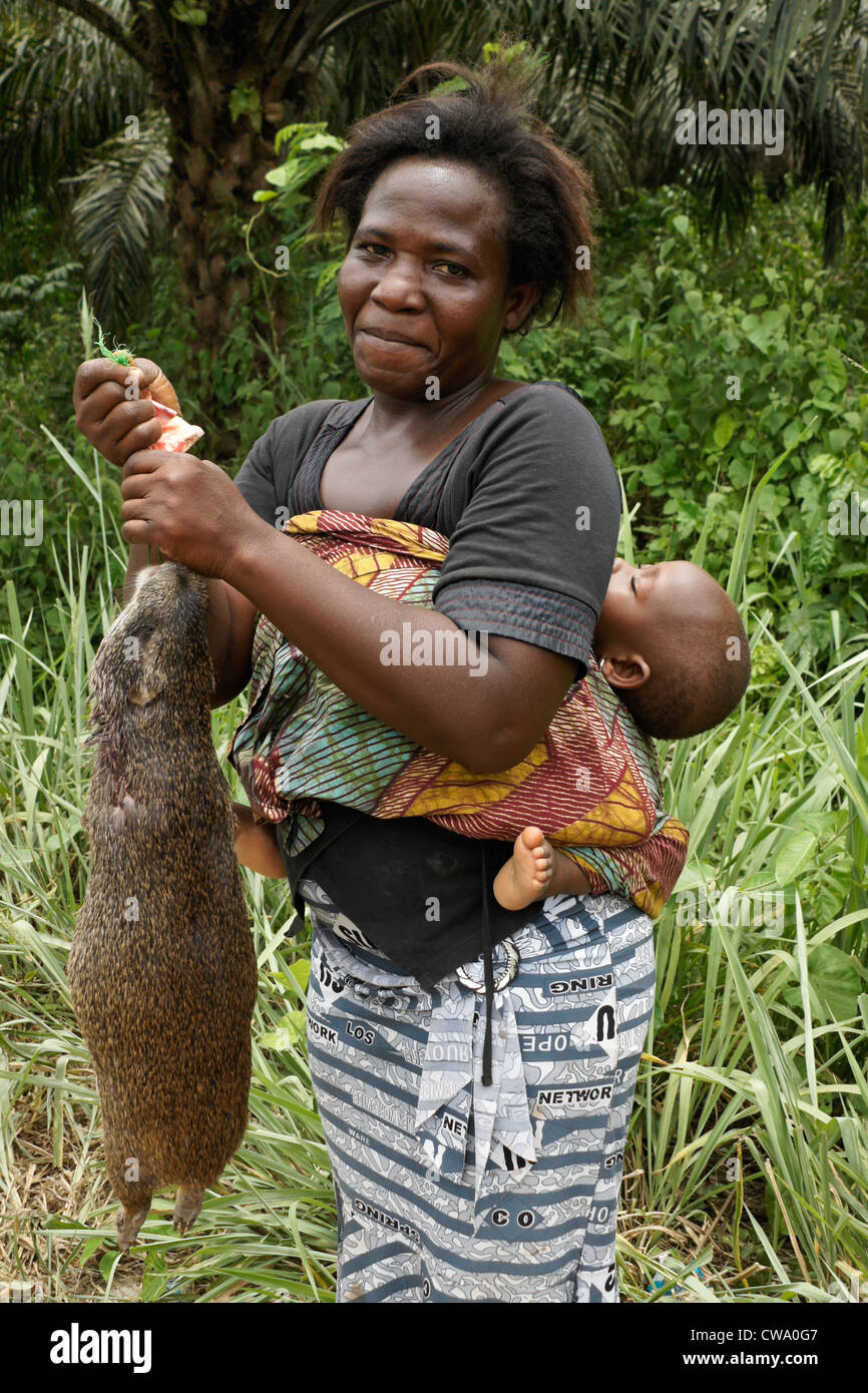 Frau verkaufen Grasnager (größer oder riesigen Zuckerrohr Ratte) neben Straße, Ghana Stockfoto