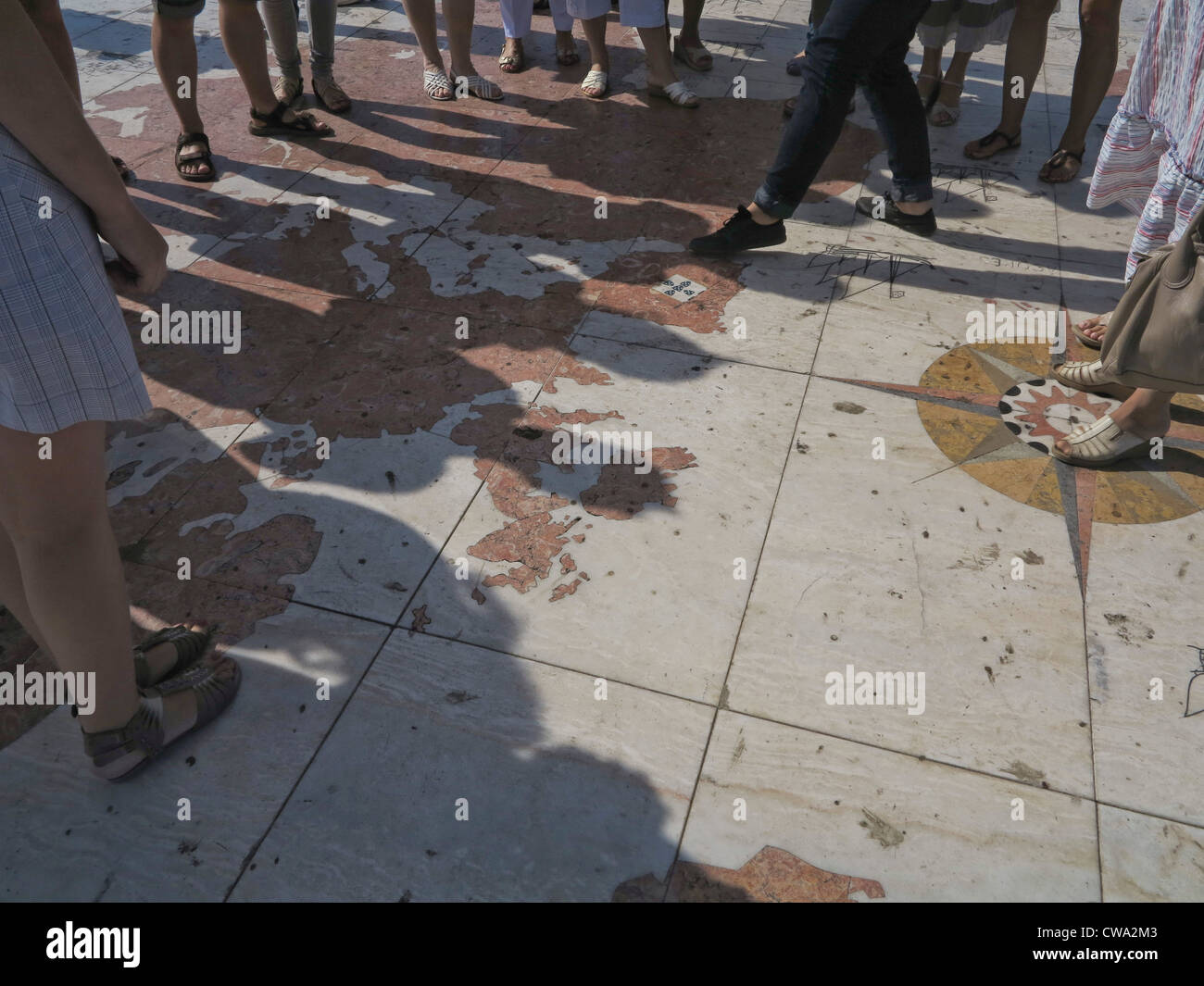 Touristen im Rose der Winde gehen in Lissabon, Portugal Stockfoto