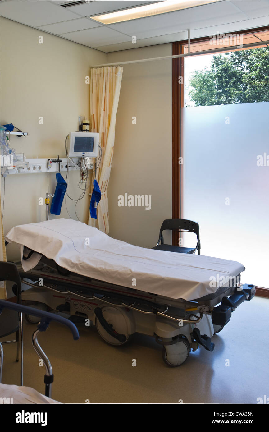 Erste Hilfe im Krankenhaus mit Bett, Monitor und medizinische Geräte Stockfoto