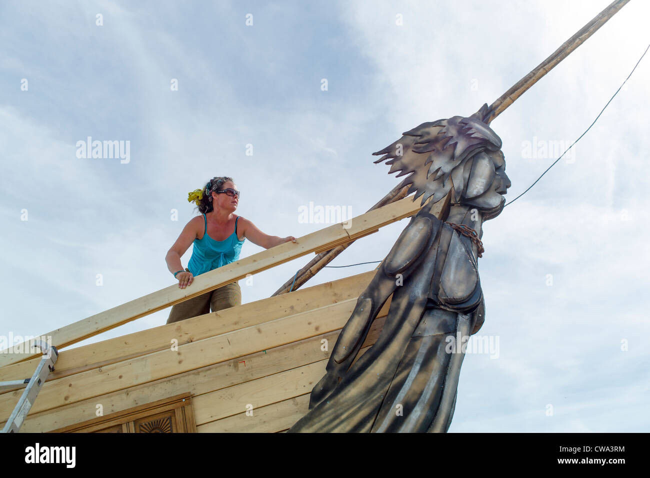 Robert Bradford Künstler und Bildhauer arbeitet an seinem Feuer-Skulptur das Feuerschiff. Die verbrannt werden wird, nachdem es erstellt wurde. Stockfoto