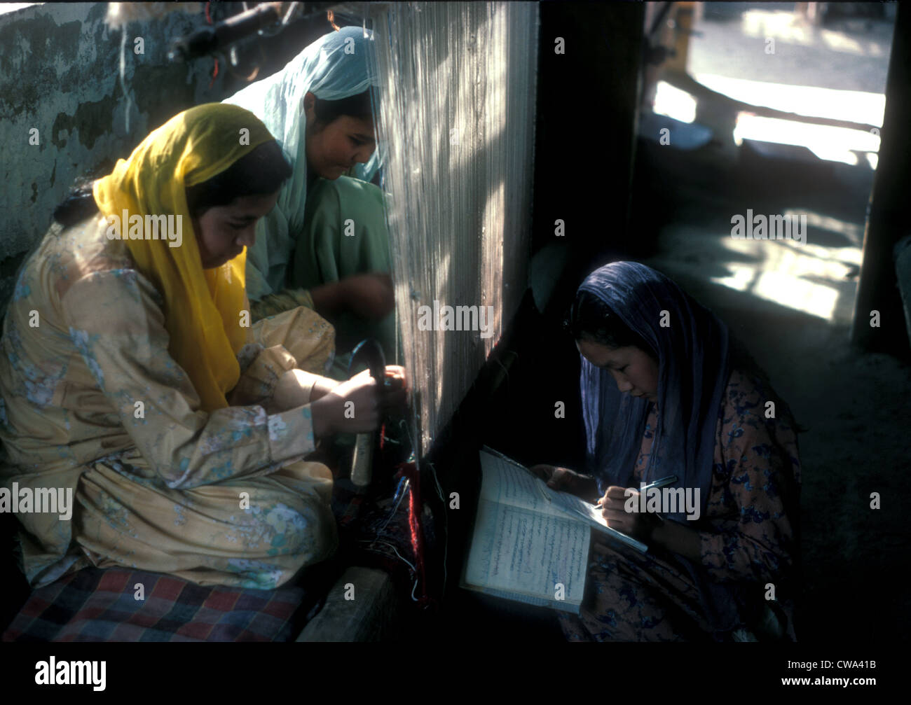 Junge Frauen lernen das Weben im Handwerkszentrum in Quetta, Belutschistan, 1981 Stockfoto