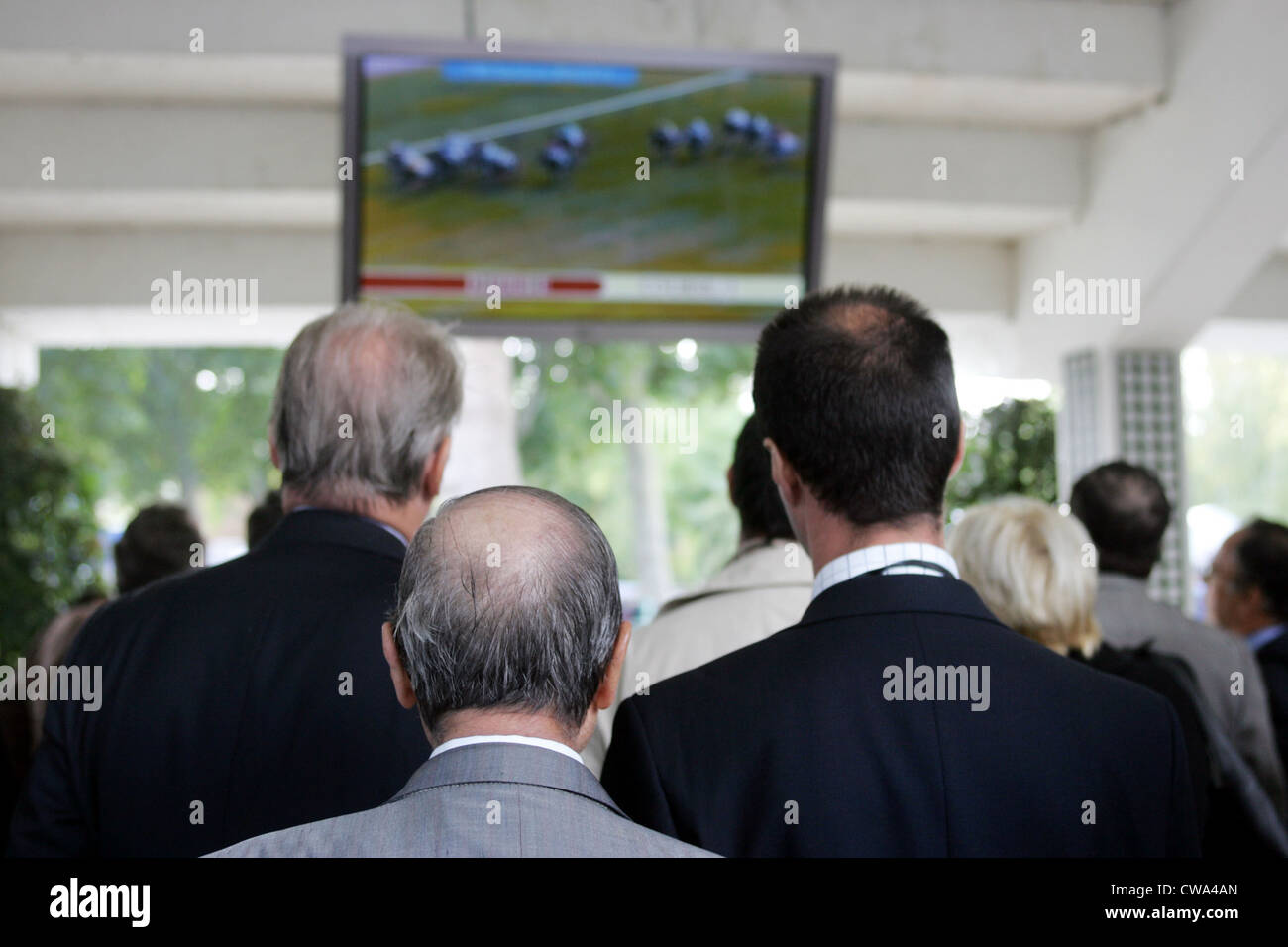 Paris, sehen die Besucher ein Rennen auf dem Monitor verfolgen Stockfoto
