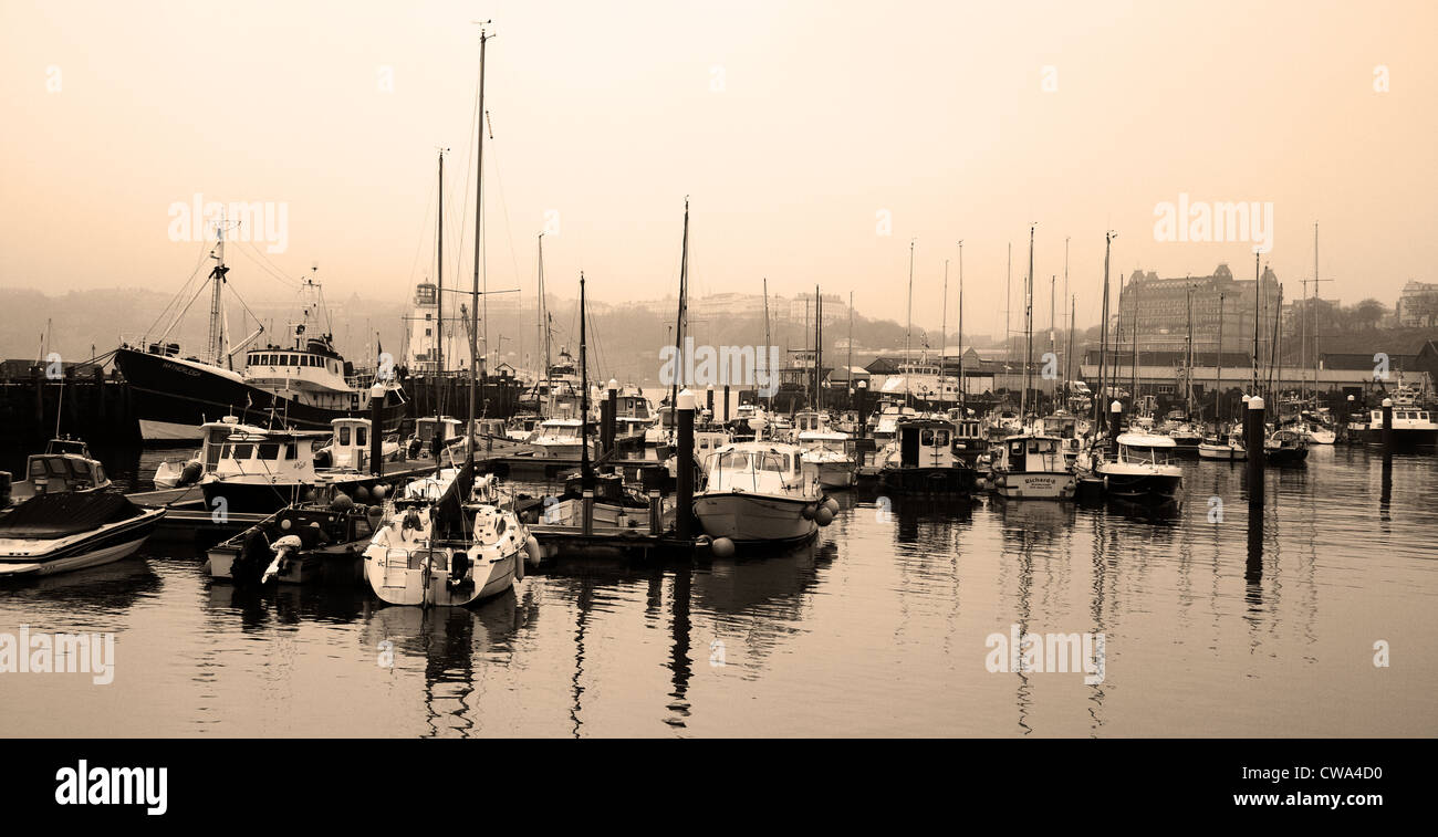 Misty Morning über Scarborough Harbour im Süden Byl, Scarborough, North Yorkshire, Großbritannien Stockfoto