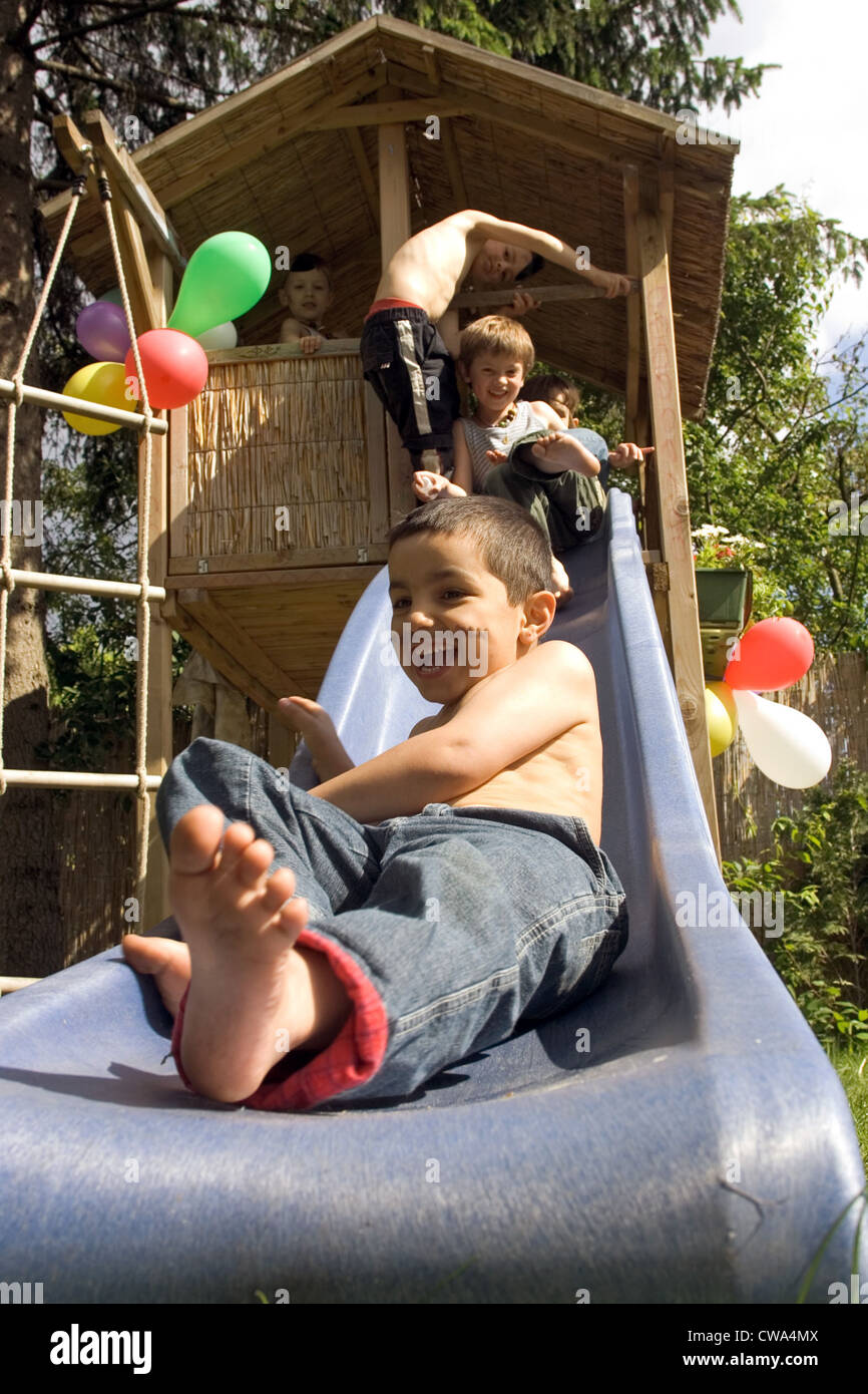Berlin, Jungs spielen auf einem Geburtstag im Freien am Klettergeruest Stockfoto