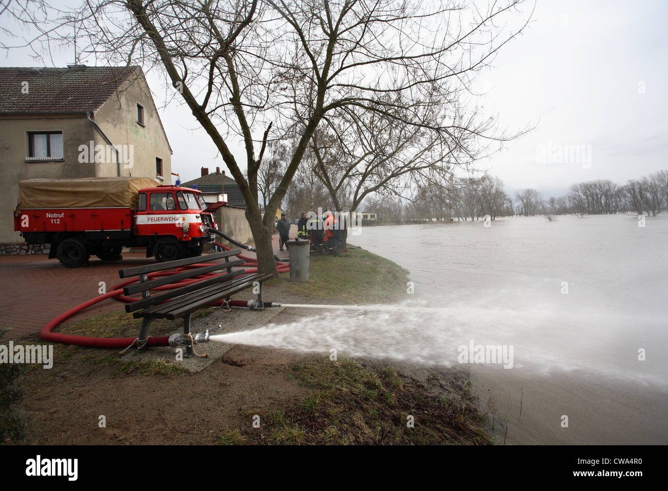 Nutzung des Feuers im Hochwasser: Wasser in den Fluss gepumpt Stockfoto